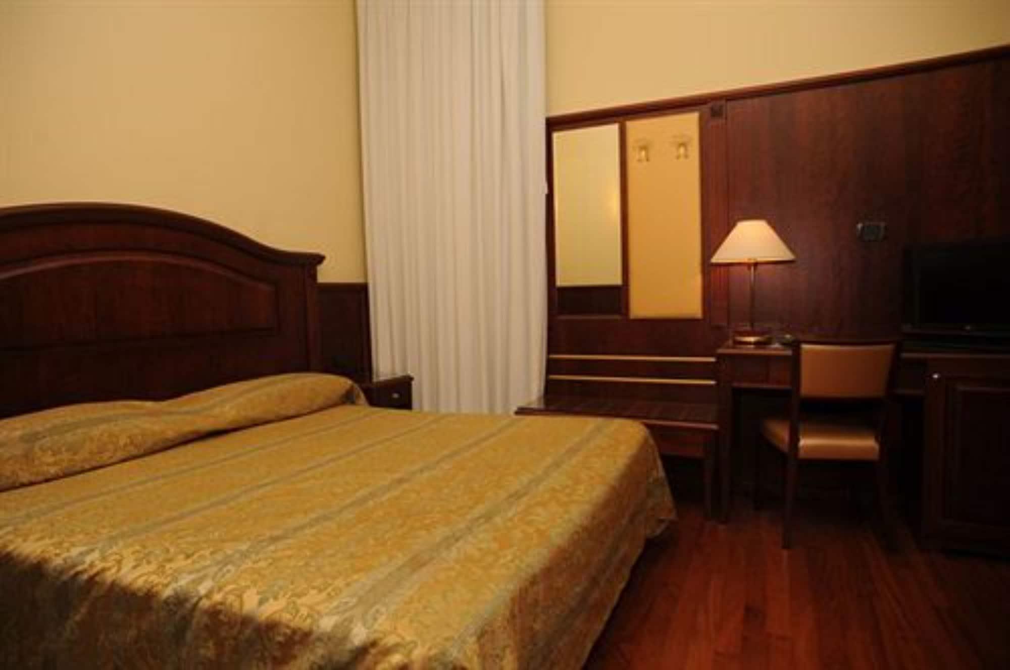 Hotel Valganna Милан Экстерьер фото