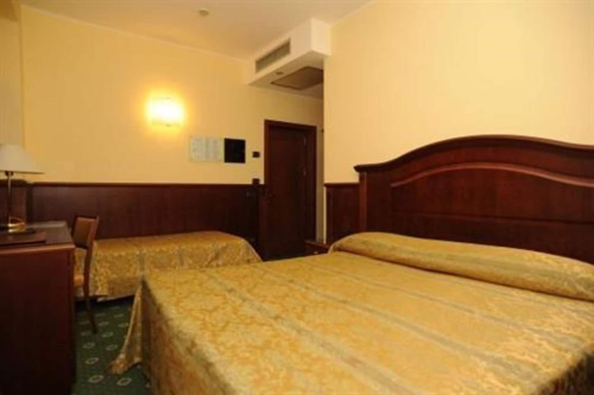 Hotel Valganna Милан Экстерьер фото