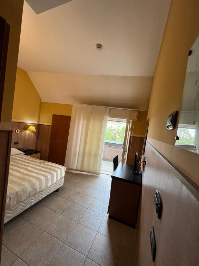 Hotel Valganna Милан Экстерьер фото