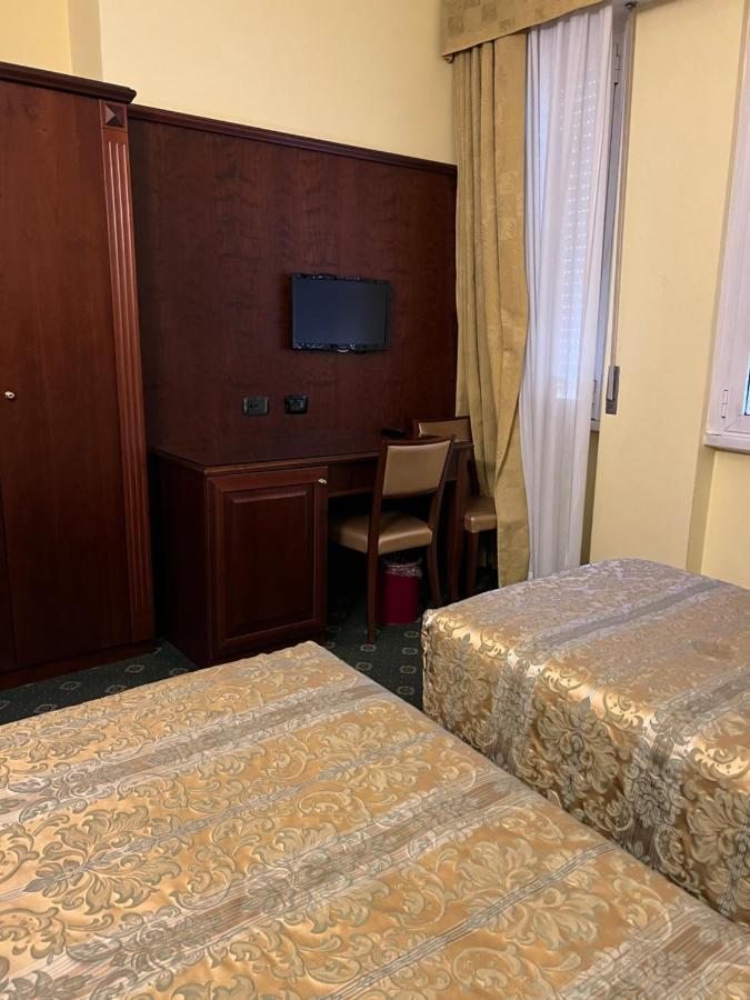 Hotel Valganna Милан Экстерьер фото
