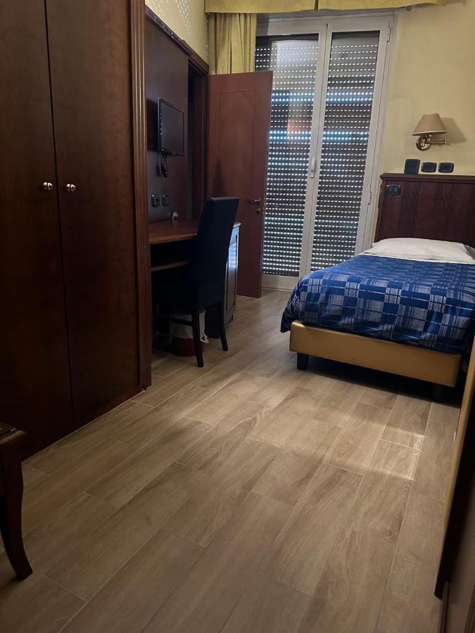 Hotel Valganna Милан Экстерьер фото