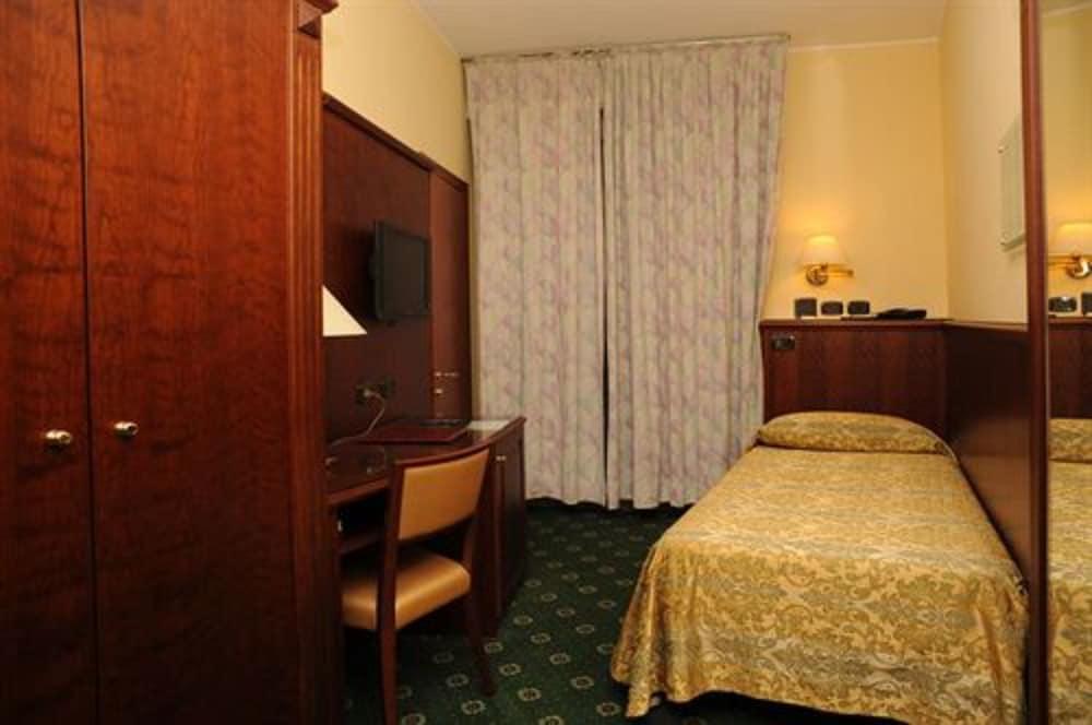 Hotel Valganna Милан Экстерьер фото