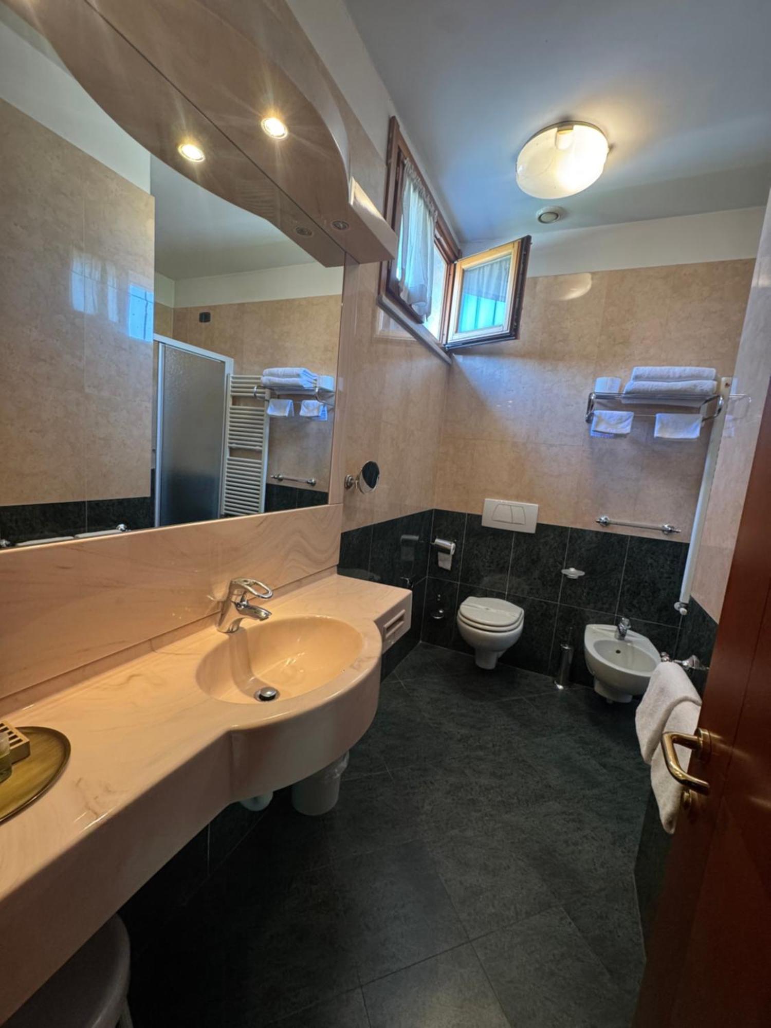 Hotel Valganna Милан Экстерьер фото