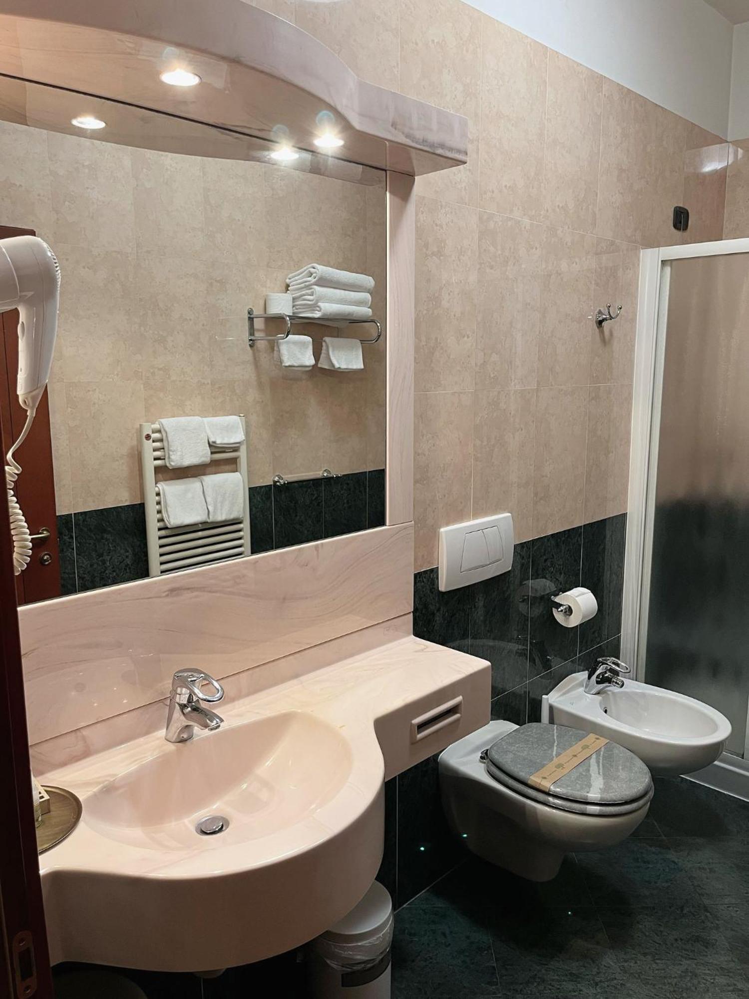 Hotel Valganna Милан Экстерьер фото