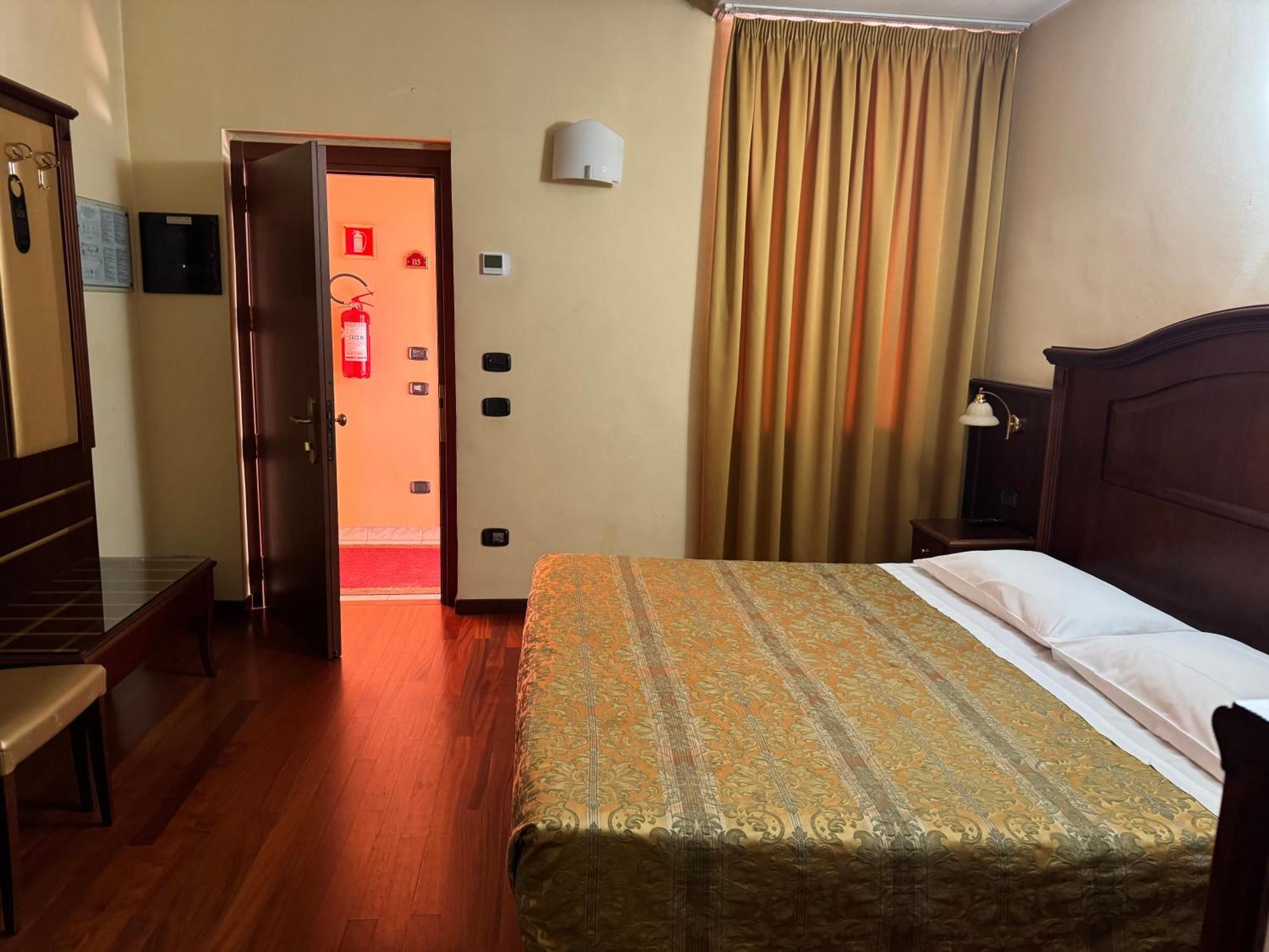 Hotel Valganna Милан Экстерьер фото