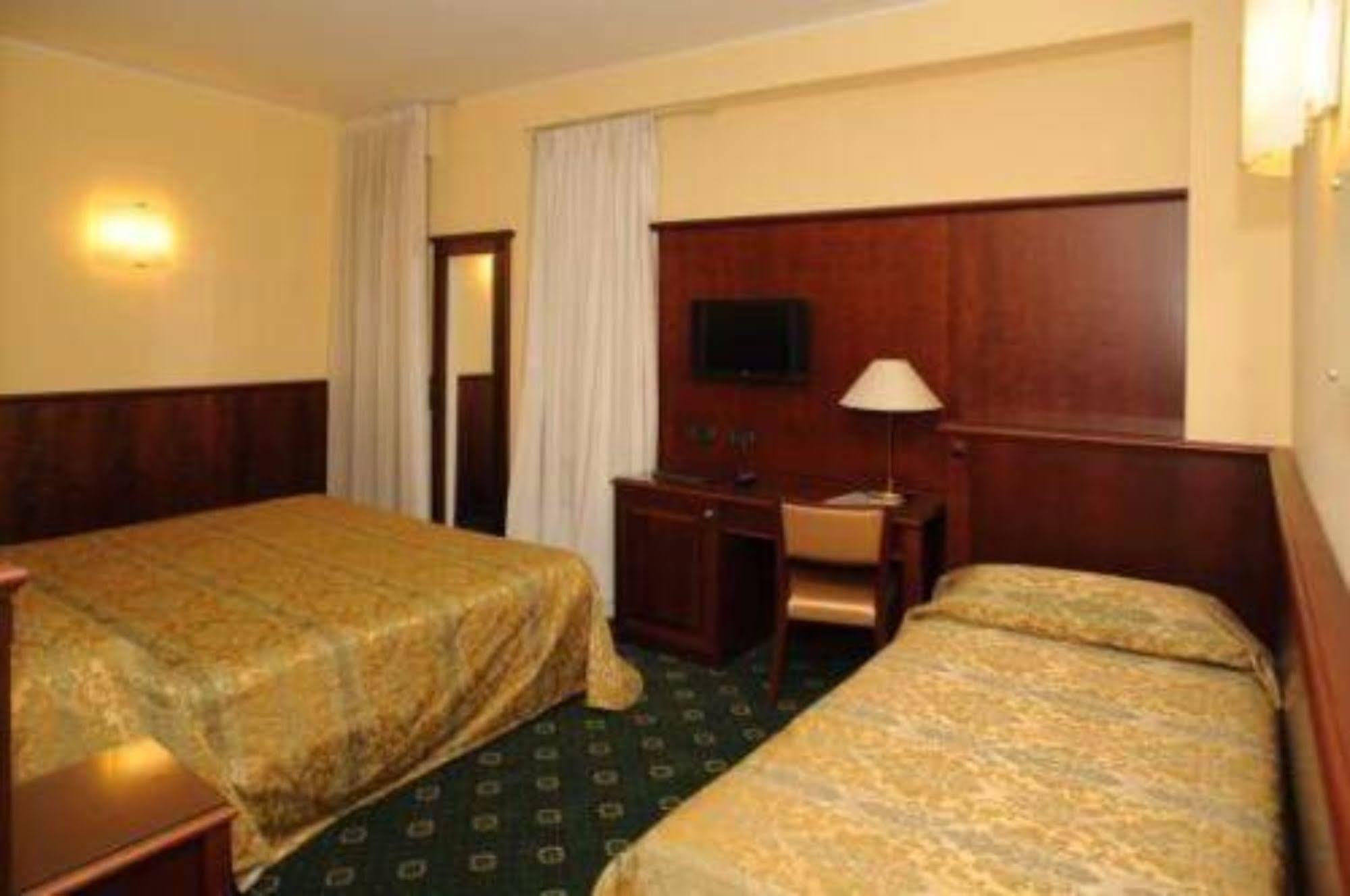 Hotel Valganna Милан Экстерьер фото